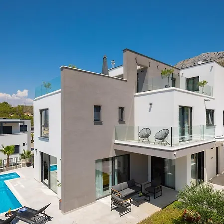 9 * Podstrana